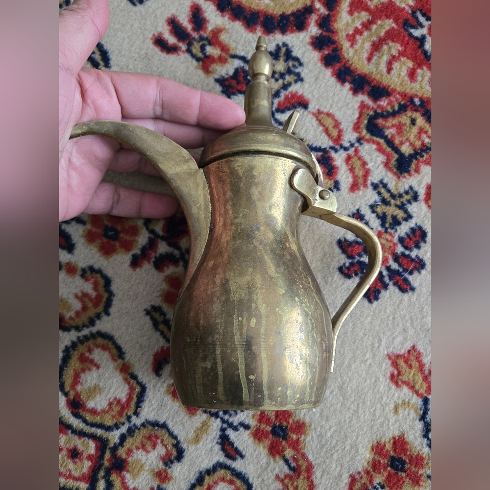 Ancienne cafetière arabe moyen-orient  faite main Dalla Arsalan signé